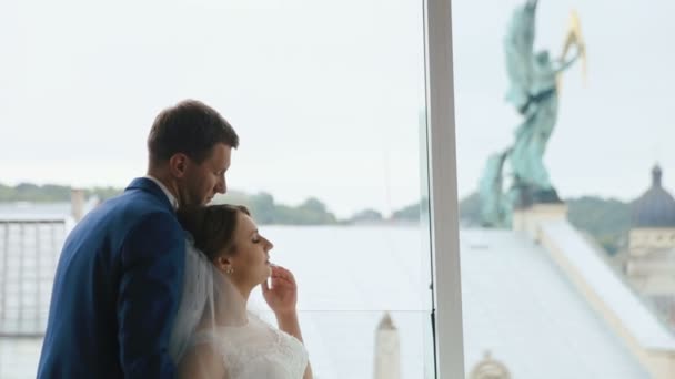 Felice coppia di nozze rilassante nel caffè d'epoca. Il concetto del giorno del matrimonio. Chiudete. Lviv vista panoramica sfondo — Video Stock