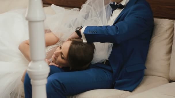 Нежный момент счастливой свадьбы пара отдыхает на диване в винтажном кафе. Концепция дня свадьбы . — стоковое видео