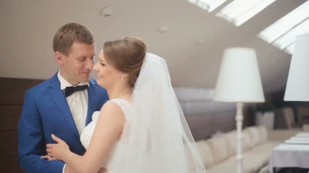 Közeli vicces pillanat a vőlegény és a menyasszony halkan mosolyogva és flörtöl egymással. Luxus kávézó háttér — Stock videók