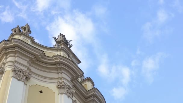 Замечательный вид на собор Жоржа на голубом фоне неба. Знаменитый кафтан в стиле барокко во Львове, Украина — стоковое видео