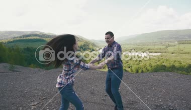 Hipster kaç eğleniyor ve yaz birlikte zevk chekered gömlek içinde. Dağ kırsal arka planda tepeleri Manzaralı