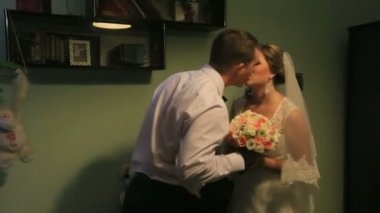 Şehvetli genç gelin ve damat lüks otel odası akşam usulca öpüşme