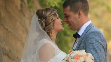 Güzel gelin eski sarhoş duvar backgroung üzerinde onun damat öpüşme