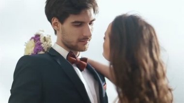 Beayutiful düğün çift düğün gününde öpüşme yakın çekim. Genç güzel kız güzel yakışıklı adam kucaklayan
