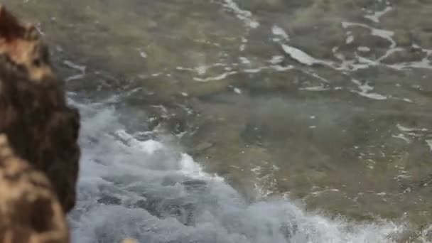 Salpicos de ondas oceânicas costeiras na ilha rochosa, de perto — Vídeo de Stock