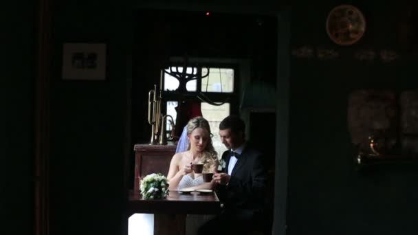 glücklich charmante Braut und Bräutigam trinken Kaffee im Café in der Dunkelheit