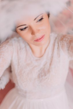 Yakın çekim onu peçe kaldırma gelinlikle güzel şehvetli gelin portresi