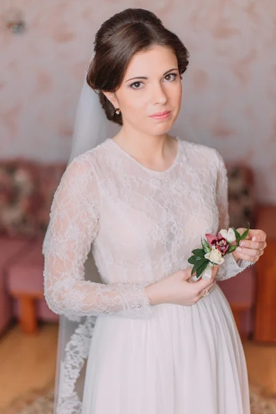Милая невинная невеста дома в белом свадебном платье, концепция подготовки. Портрет нежной девушки в платье — стоковое фото