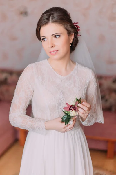 Bonito jovem noiva em casa em vestido de noiva branco, conceito de preparações. Retrato de menina macia em vestido — Fotografia de Stock