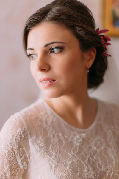 Retrato de cerca de la novia sensual hermosa en vestido de novia mirando por encima de su hombro en el interior —  Fotos de Stock