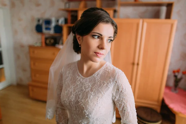 Close-up retrato de noiva bonita em vestido de noiva com renda rica posando dentro de casa em camarim — Fotografia de Stock