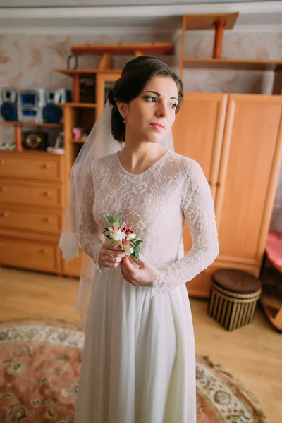 Halv längd porträtt av vacker brud i Bröllops klänning poserar inomhus i omklädnings rummet innan ceremonin — Stockfoto