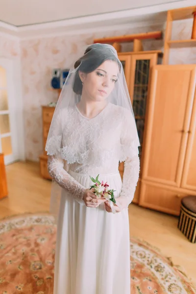 Halv längd porträtt av vackra beslöjade brud i Bröllops klänning poserar inomhus i omklädnings rum — Stockfoto