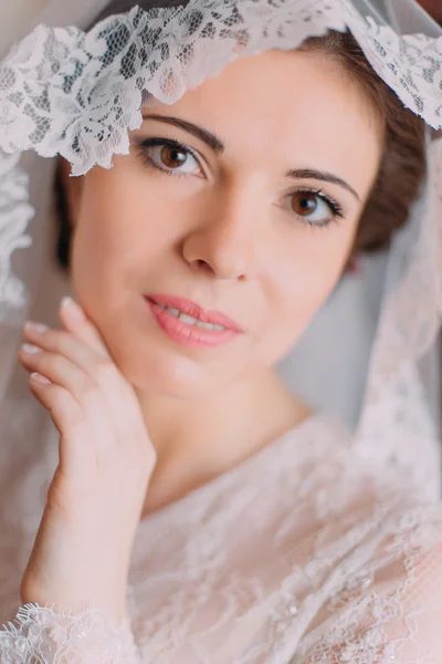 Ritratto ravvicinato di bella sposa sensuale in abito da sposa con velo sollevato posa al chiuso nello spogliatoio prima della cerimonia — Foto Stock