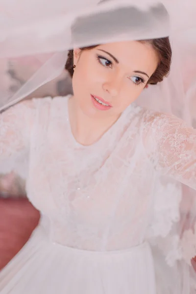 Close-up de noiva sensual bonita em vestido de casamento de seda lindo com véu levantado — Fotografia de Stock