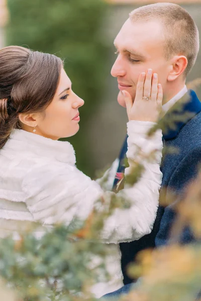 Lycklig nygift par, anbud brudparet stilig, bröllop promenad på den vackra gröna parken — Stockfoto