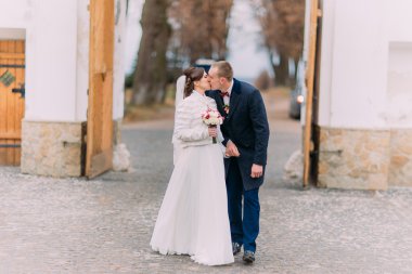 Güzel genç yeni evli çifti ağ geçidi önünde öpüşme