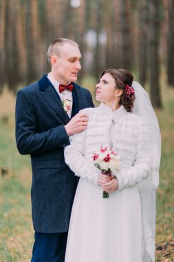 Mutlu şık yeni evli çifti çam ormanında poz. Yarım uzunlukta portre