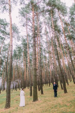 Yeşilçam ormanında poz veren yakışıklı damadı ile sevimli beyaz giyimli gelin