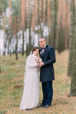 Yeşilçam ormanında poz veren zarif damadı ile sevimli beyaz giyimli gelin