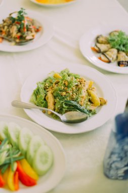 Klas bir olay için set masa - hizmet yemek ve mutfak eşyaları üzerinde yakın
