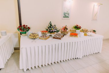 Parti salonu iç. Büfe catering içinde tablo taze pasta çeşitleri