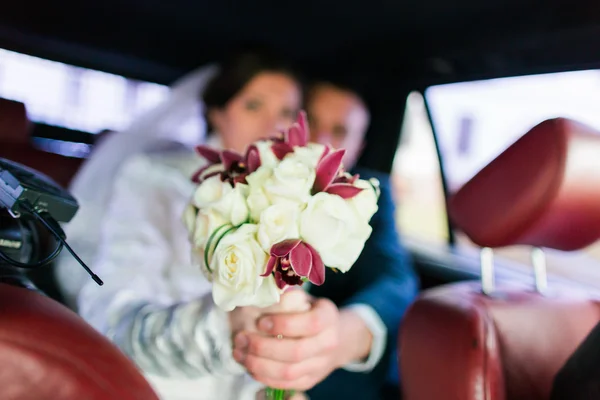 결혼식 후 차에 행복한 신혼 부부의 초상화 — 스톡 사진