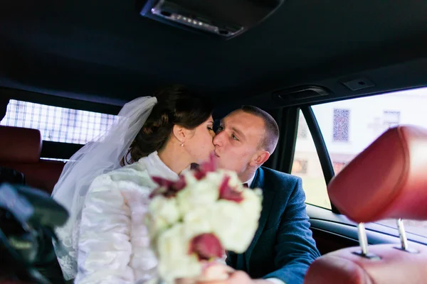 Retrato de feliz pareja recién casada en coche de bodas después de la ceremonia — Foto de Stock