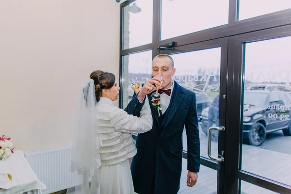 Mariés buvant du champagne après leur cérémonie de mariage — Photo