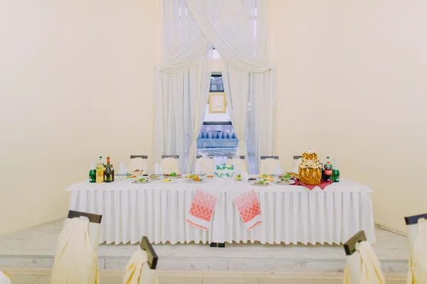 Mesa de cabeça bonita para os recém-casados no salão de casamento luxuoso brilhante — Fotografia de Stock