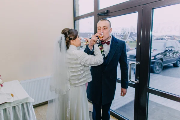 Наречений і наречений п'ють шампанське після весільної церемонії — стокове фото