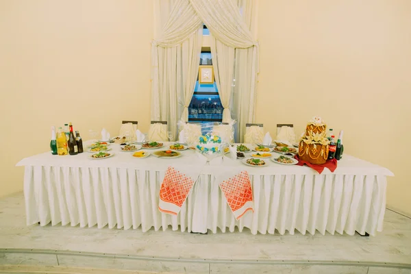 Beautyful Wschodniej Europejskiej tabeli głowy dla nowożeńców w jasnej luksusowej sali weselnej — Zdjęcie stockowe