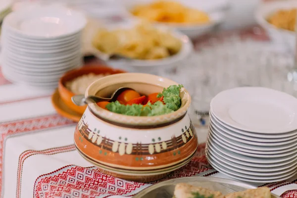 Pot etnik tarzı ziyafet salonu masada yemek üzerinde biraz haşlanmış sebzeler — Stok fotoğraf