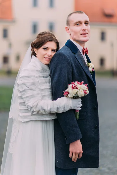 Casal apaixonado. Meio comprimento encantador noiva e noivo ao ar livre retrato — Fotografia de Stock