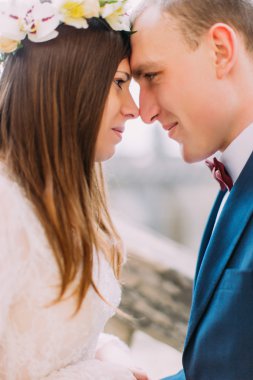 Güzel yeni evli gelin ve damat sensually sessiz alınlarına dokunmadan aidiyet, borçlu