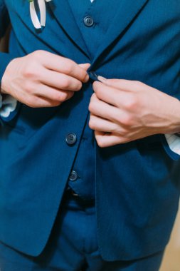 Özel olay için onun luxurios takım parçası olarak mavi ceket soyunma zarif genç adam