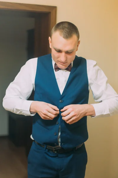 Homem atlético elegante que veste terno azul do smoking para o evento festivo — Fotografia de Stock