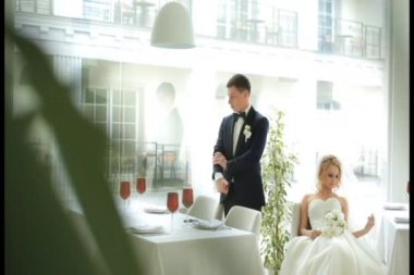 Çekici gelin ve damat onların düğün kutlama lüks panoramik restoranda üzerinde