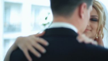 Güzel gelin ve damat şefkatle onların düğün günü kucaklayan