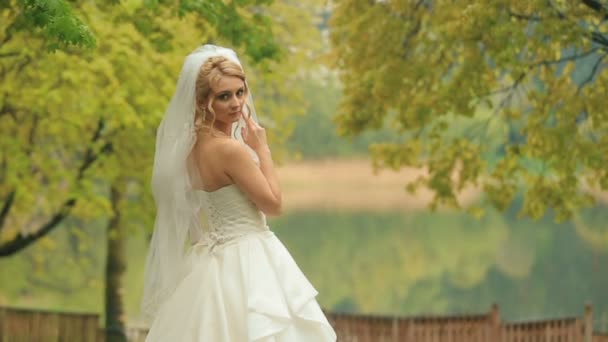 Retrato de la hermosa novia rubia posando en el bosque de otoño — Vídeo de stock