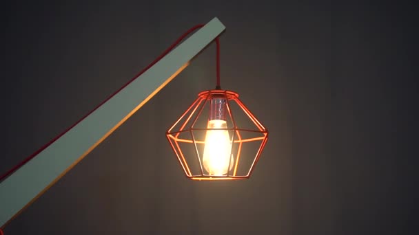 Teplé světlo moderní vnější lampy v večerním čase. Zavřít — Stock video