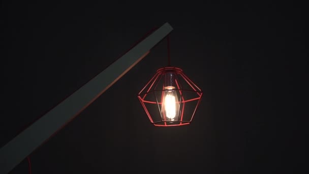 Close-up de fantasia moderna lâmpada externa luz quente ao anoitecer — Vídeo de Stock