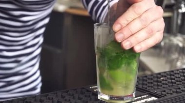 Barmen mojito barda kokteyl yapmak, yakın çekim