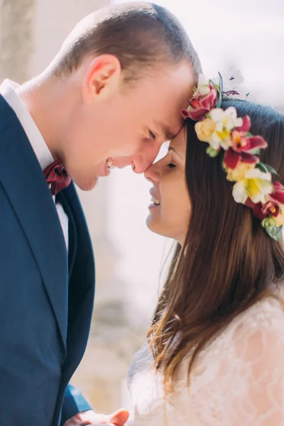 Close-up retrato ao ar livre de casal casamento sensual feliz abraçando. bela jovem noiva vai beijar com belo noivo — Fotografia de Stock