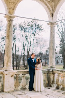 Şehvetli karı koca antik harabe saray kemerleri altında sarılma