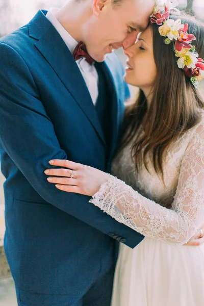 Retrato de feliz boda sensual pareja abrazando. Hermosa novia joven abraza con novio guapo al aire libre — Foto de Stock