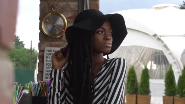 Preciosa dama de negocios afroamericana esperando a alguien en el bar de cócteles — Vídeo de stock