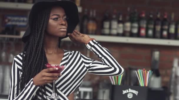 Pompás afro-amerikai üzleti lady arra várnak, hogy valaki, ha iszik, koktél bár — Stock videók