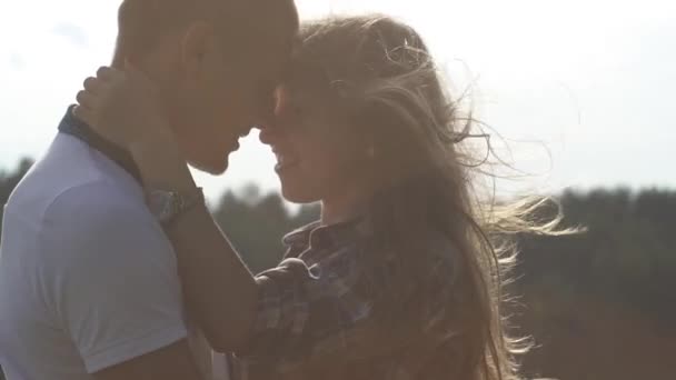 Cerca de pareja adolescente en el amor besar al aire libre en el día soleado brillante. Tono de filtro cálido — Vídeo de stock