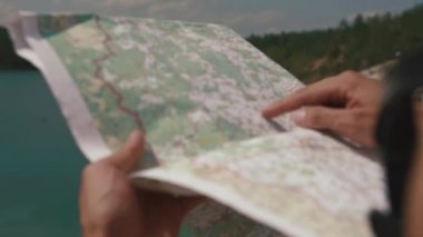 Parmakla harita üzerinde çizim Mans el, ileride göl bakarken yol kontrol